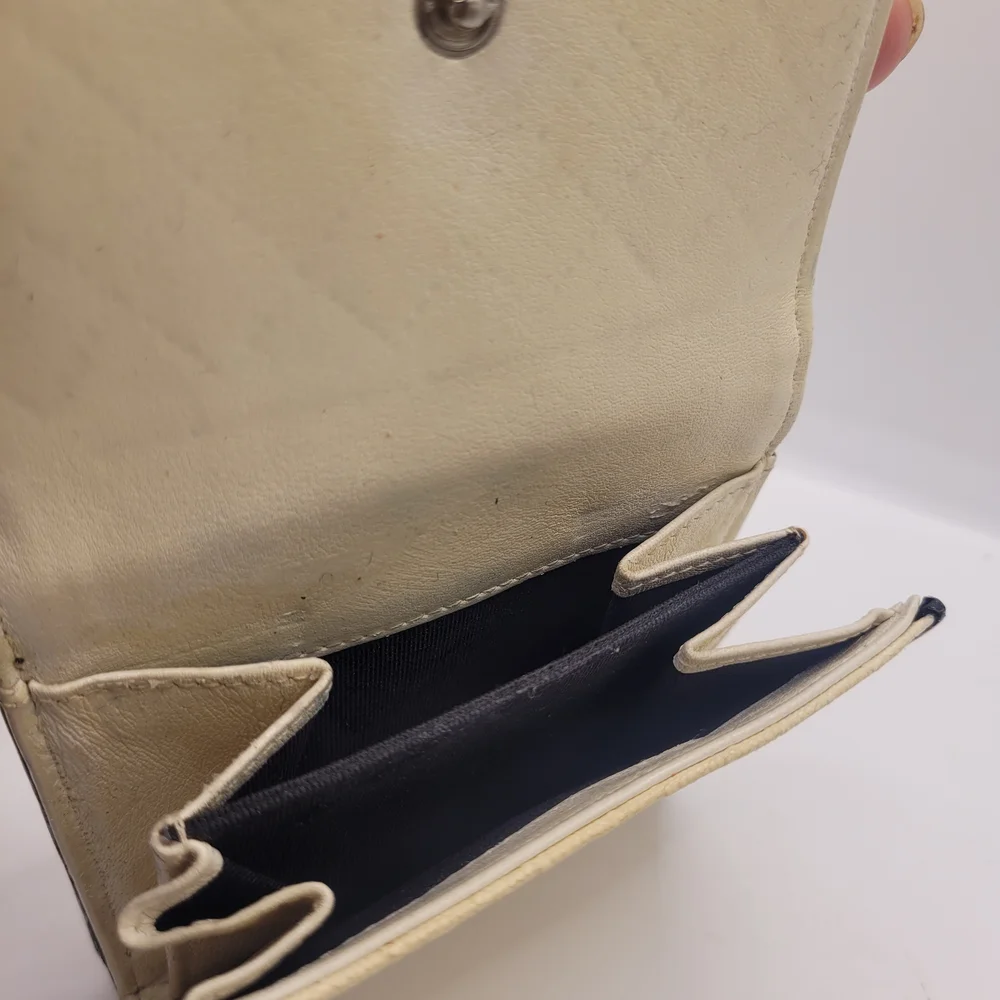 Chanel Cream CC Caviar Leather Wallet - Picture 4 of 9